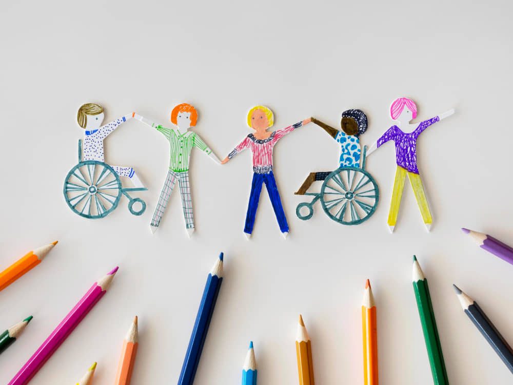 Papel recortado como personas cogidas de la mano con accessibilidad